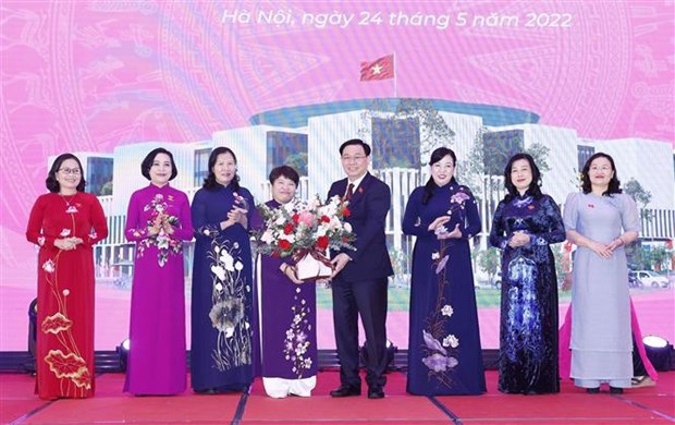 越南国会主席王廷惠会见第十五届国会女性代表 hinh anh 1