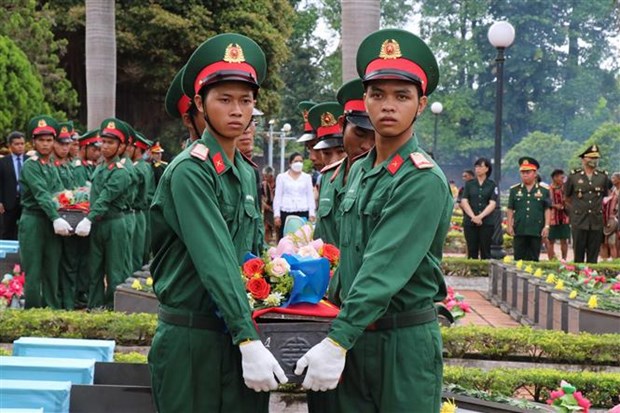 在柬牺牲越南专家和志愿军追悼会和安葬仪式举行 hinh anh 2