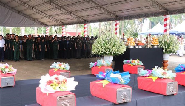 在柬牺牲越南专家和志愿军追悼会和安葬仪式举行 hinh anh 1