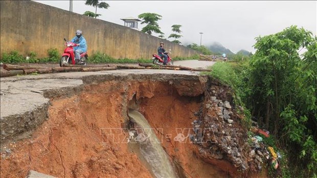越南北部连续多日遭暴雨袭击已致8人伤亡 多条道路发生山体滑坡 hinh anh 2