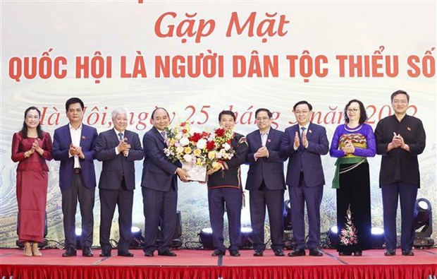 越南党和国家领导人同第十五届国会少数族代表举行见面会 hinh anh 1