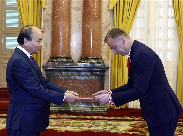 国家主席阮春福接受乌克兰和加拿大两国新任驻越大使递交的国书 hinh anh 1