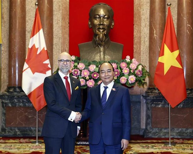 国家主席阮春福接受乌克兰和加拿大两国新任驻越大使递交的国书 hinh anh 2