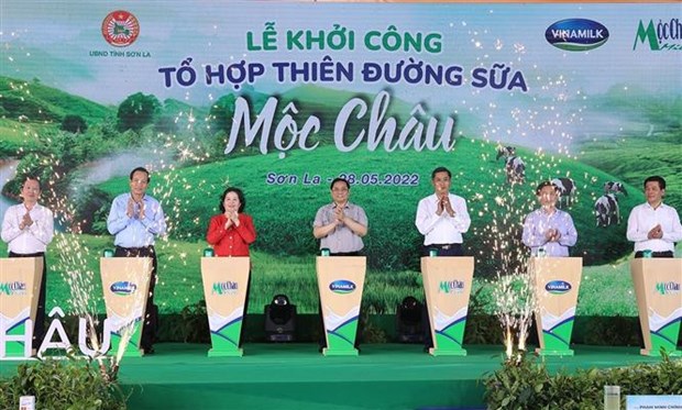 越南政府总理范明政出席“木州牛奶天堂”综合体开工仪式 hinh anh 1