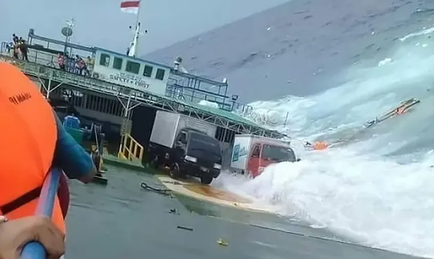 印尼日前发生一起渡轮倾覆事故 目前已救起25人失踪中的14名 hinh anh 1