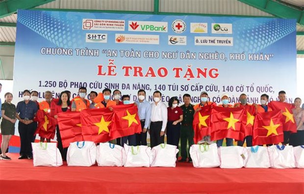 越南的海洋和岛屿：向平顺省渔民赠送国旗和多功能救生衣 hinh anh 1