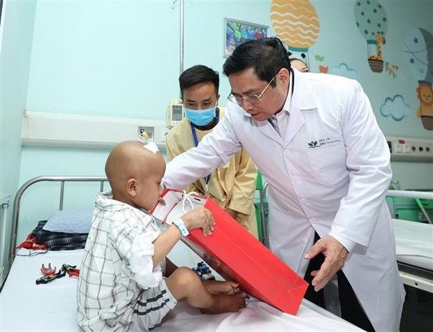 范明政总理走访看望中央儿科医院的儿童病人 hinh anh 1