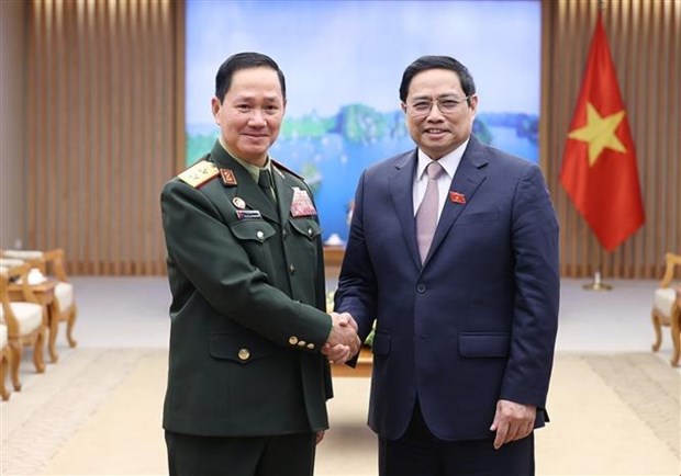 越南政府总理范明政会见老挝人民军总参谋长坎良·奥萨宋 hinh anh 1