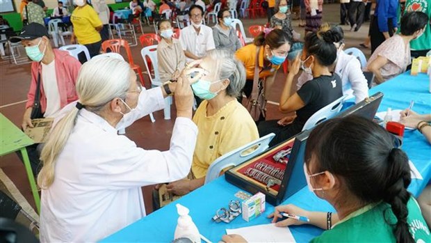 越南医生为老挝困难群众提供免费看病和发放药物 hinh anh 1