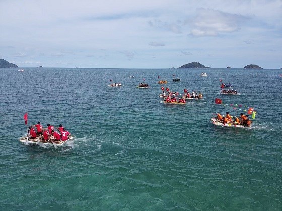 独特的竹筏赛节在昆岛县举行 hinh anh 1