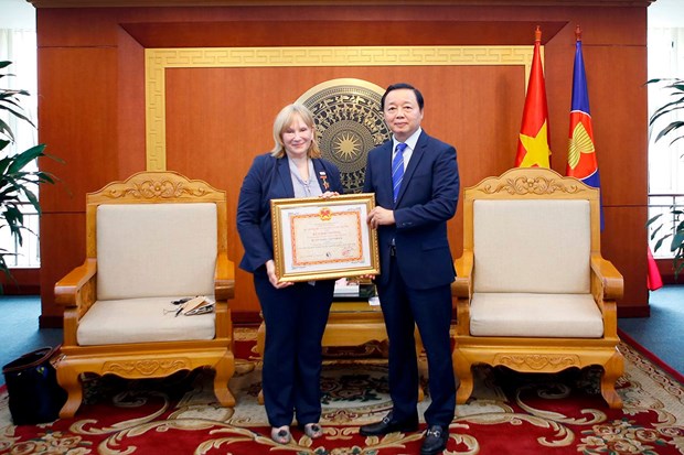 美国国际开发署两名女士获越南自然资源与环境部贡献奖 hinh anh 1