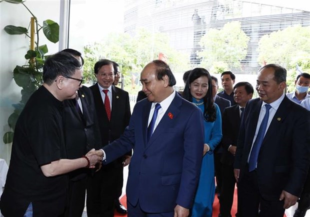 越南国家主席阮春福出席2021年第11届越南国际艺术摄影展 hinh anh 1