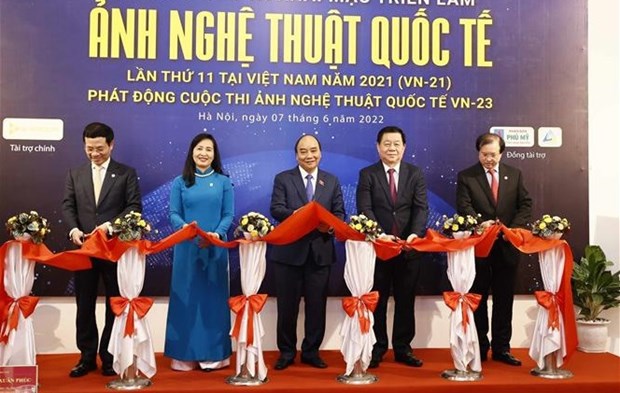 越南国家主席阮春福出席2021年第11届越南国际艺术摄影展 hinh anh 2