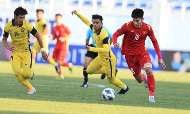 2022年亚洲U23足球锦标赛决赛阶段：越南队以2比0击败马来西亚队 挺进八强 hinh anh 1