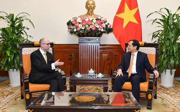越南外交部部长裴青山会见加拿大驻越大使肖恩·施泰尔 hinh anh 1