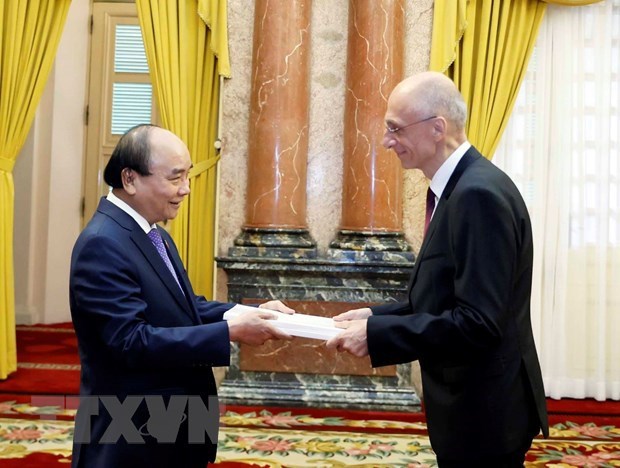 越南国家主席接受克罗地亚与塞内加尔两国新任驻越大使递交的国书 hinh anh 1