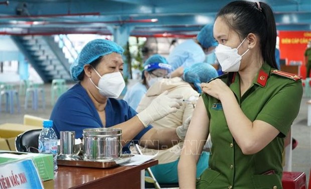 胡志明市为居民设立数百个新冠疫苗加强针接种点 hinh anh 1