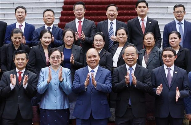 越南国家主席阮春福会见老挝国家主席办公厅主任肯玛尼•波尔塞娜 hinh anh 1