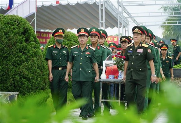 奠边省为在老牺牲的越南志愿军烈士举行追悼会和安葬仪式 hinh anh 1