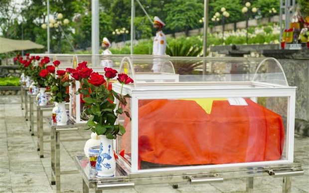 奠边省为在老牺牲的越南志愿军烈士举行追悼会和安葬仪式 hinh anh 2