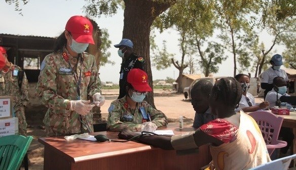 在南苏丹执行任务的越南蓝色贝雷帽医生协助一级野战医院应对猴痘 hinh anh 1