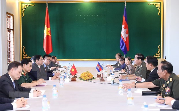 越南政府总理范明政会见柬埔寨首相洪森 hinh anh 1