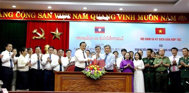 越南广平省和老挝沙湾拿吉省签署合作备忘录 hinh anh 1