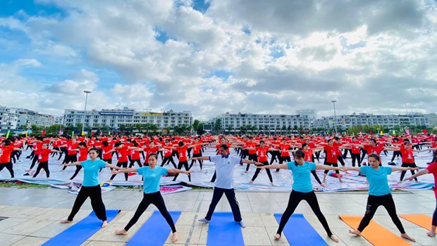 约3000人参加在广宁省举行的第八届国际瑜伽日活动 hinh anh 1