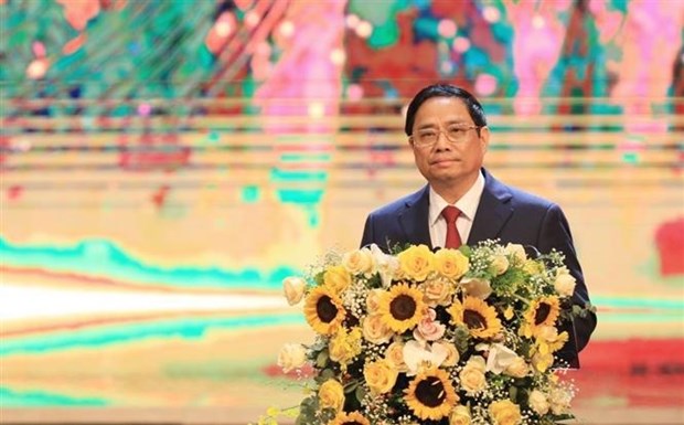 越南政府总理范明政出席2021年第十六届国家新闻奖颁奖典礼 hinh anh 1