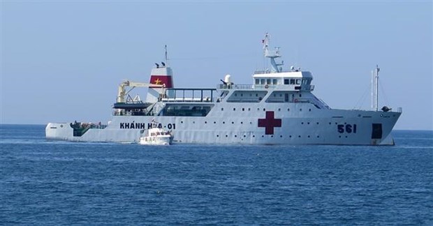 越南海军现代医院船为富安省人民免费体检和发放药物 hinh anh 1