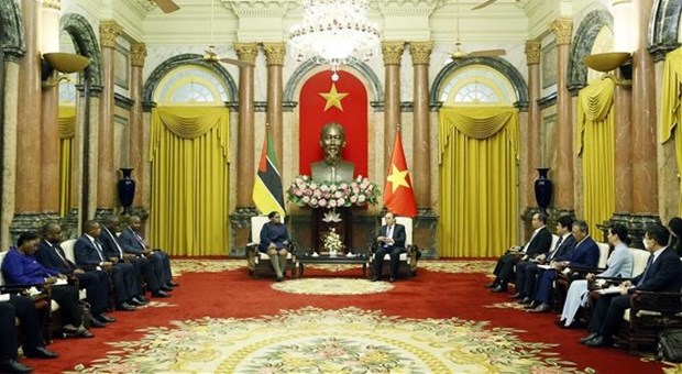 越南国家主席阮春福会见莫桑比克国民议会主席 hinh anh 1