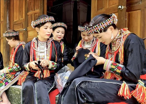 安沛省红瑶族同胞致力于保护传统服装文化 hinh anh 2