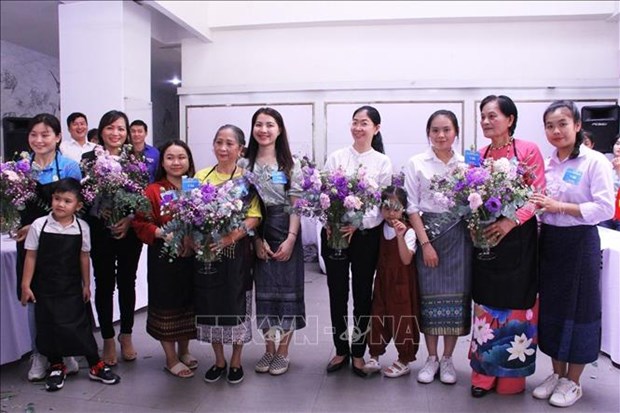老挝和柬埔寨留学生了解越南家庭的传统文化 hinh anh 1