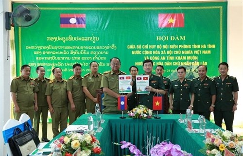 河静省边防部队与老挝波里坎赛、甘蒙两省公安厅举行工作会谈 hinh anh 2