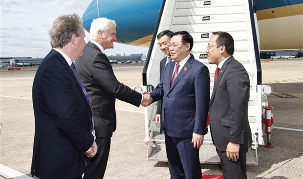 越南国会主席王廷惠抵达伦敦 开始对英国进行正式访问 hinh anh 1