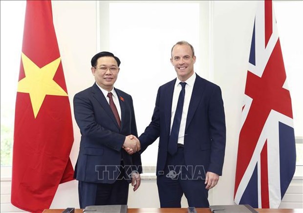 越南国会主席王廷惠会见英国副首相兼司法部长和内政大臣 hinh anh 1