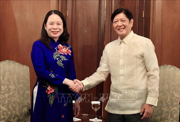 越南国家副主席武氏映春会见菲律宾总统马科斯 hinh anh 1