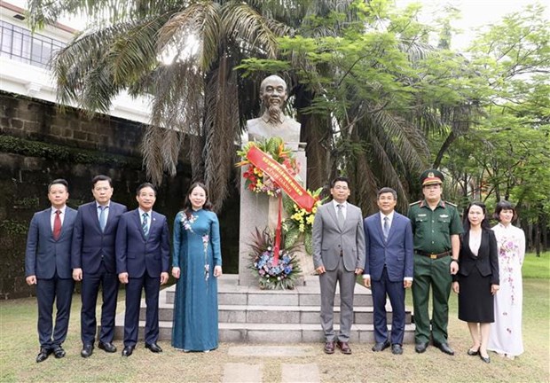 越南国家副主席武氏映春向设在首都马尼拉东盟公园的胡志明像敬献鲜花 hinh anh 1
