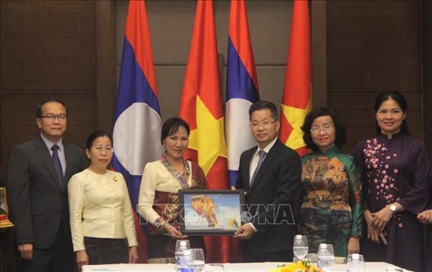 老挝妇女联合会主席访问岘港市 hinh anh 1