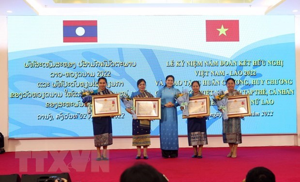 越南向老挝妇女联合会各集体和个人授予勋章和徽章 hinh anh 1