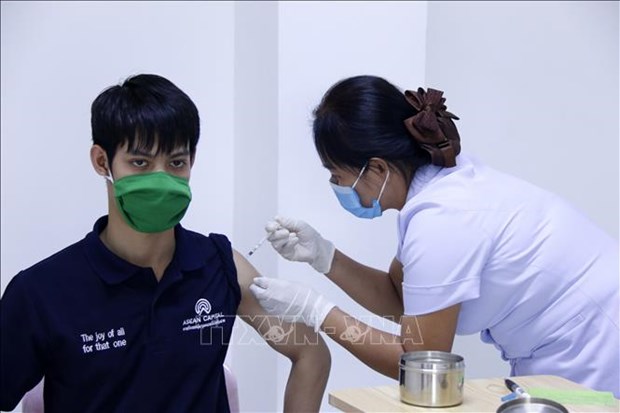 老挝鼓励国民接种新冠疫苗加强针 hinh anh 1