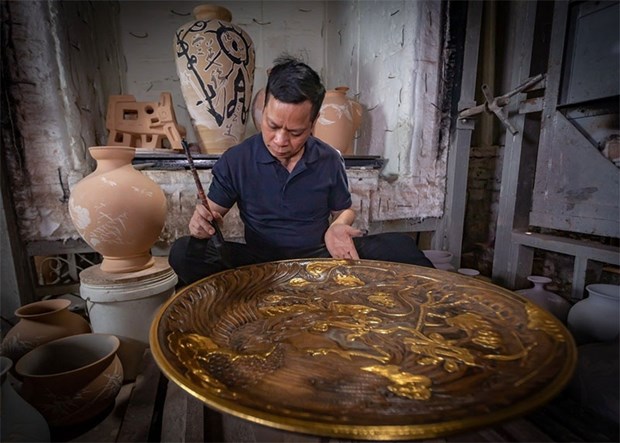 钵场手工艺村艺术家阮雄的两件艺术陶瓷作品获颁吉尼斯世界纪录 hinh anh 1