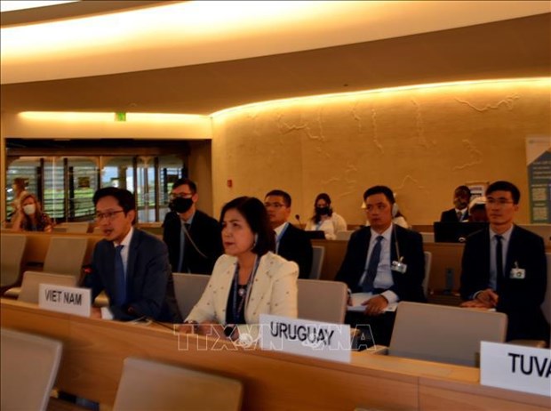 联合国人权理事会第50届会议拉下帷幕 通过由越南提出的气候变化和人权决议 hinh anh 1