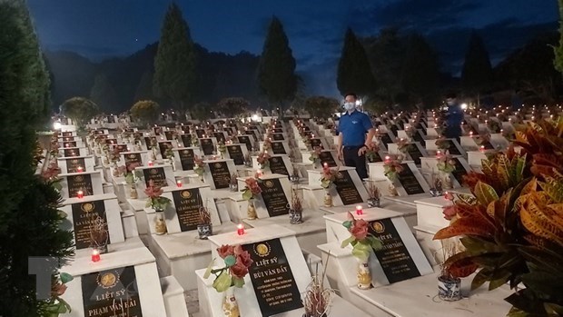 河江省在渭川国家烈士陵园为10名烈士举行追悼会和安葬仪式 hinh anh 1