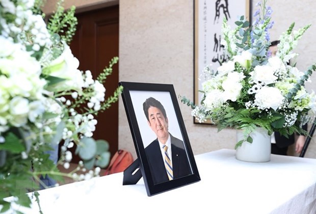 越南高级领导人在纪念簿上留言 吊唁日本前首相安倍晋三 hinh anh 2