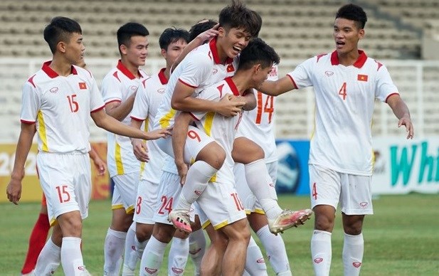 2022年东南亚U19足球锦标赛：越南队以小组第一名晋级半决赛 hinh anh 1