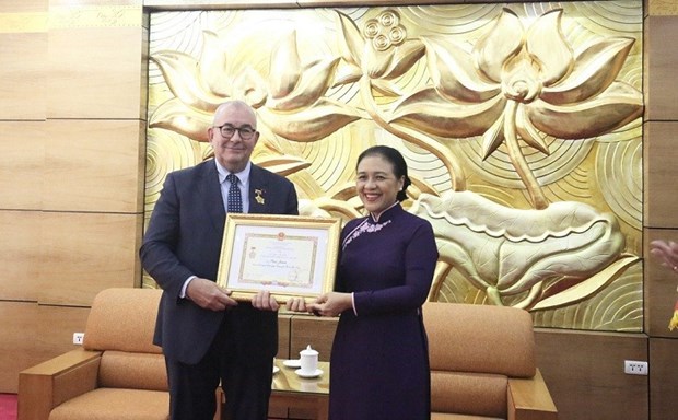 授予比利时王国驻越南大使 “致力于各民族之间的和平与友谊”纪念章 hinh anh 1