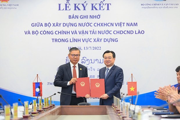 越南建设部与老挝公共工程和运输部签署合作备忘录 hinh anh 1