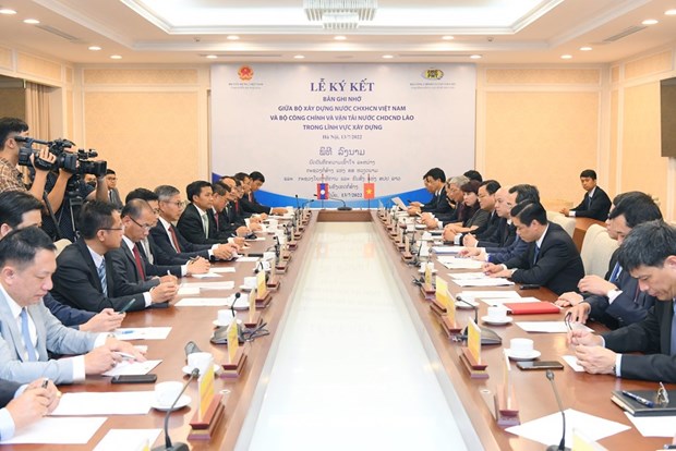 越南建设部与老挝公共工程和运输部签署合作备忘录 hinh anh 2
