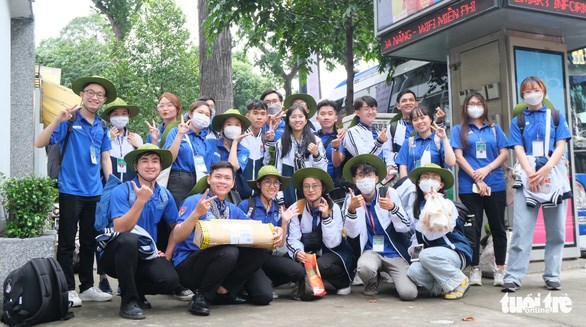 胡志明市青年在老挝开展志愿者服务活动 hinh anh 1
